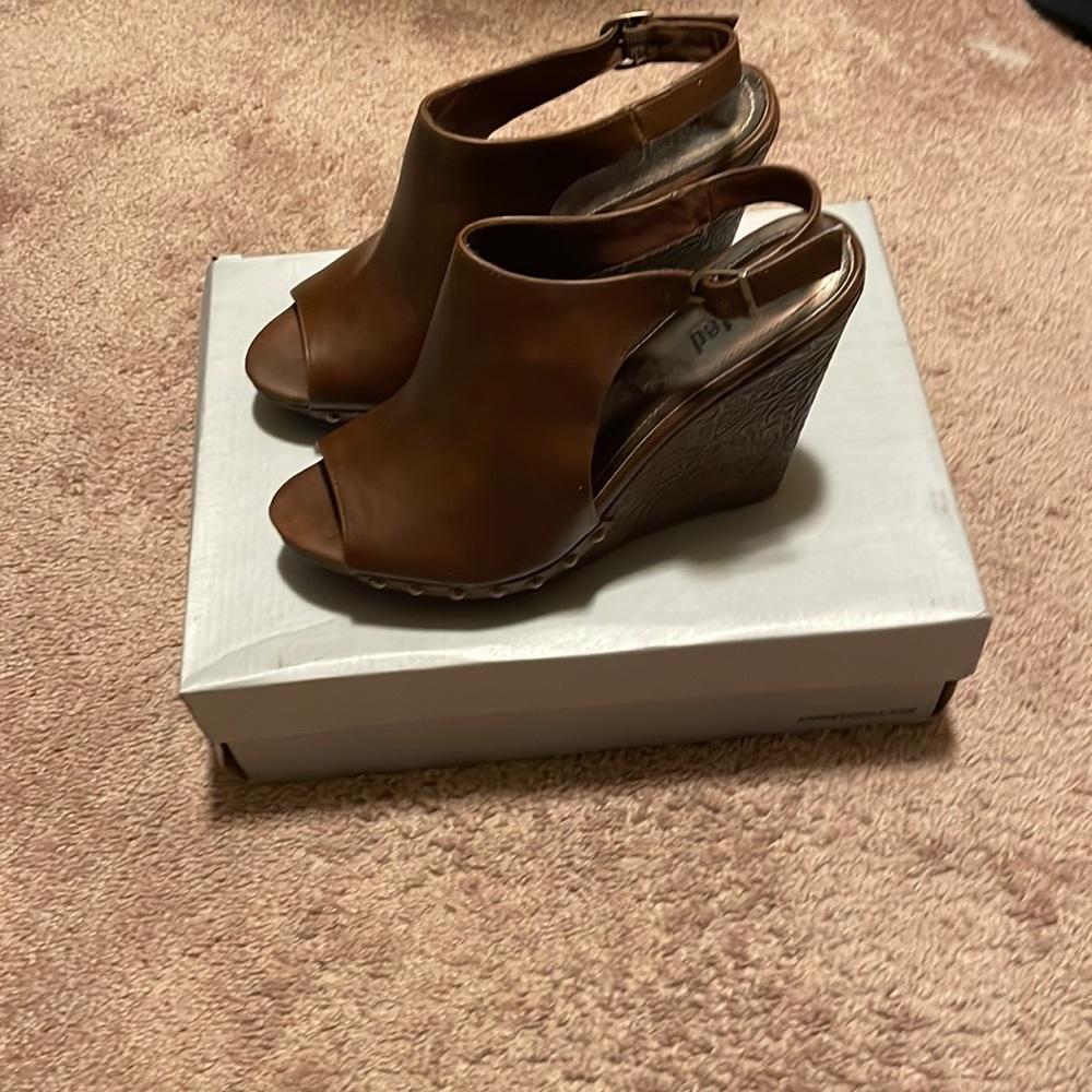 Never worn, and gorgeous !